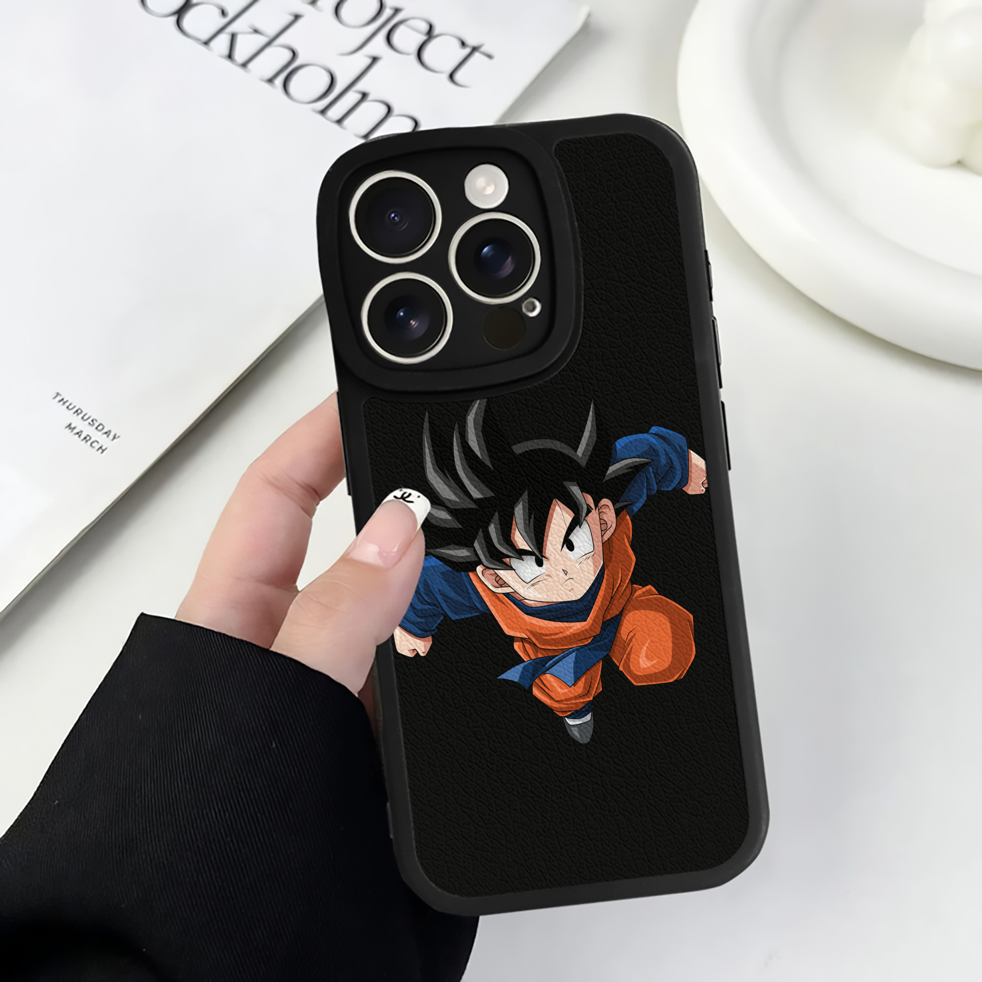 （画像用） ドラゴンボール 孫悟空（そん ごくう）Son Goku カカロット DRAGON BALL Kakarotto 【iPhone 16シリーズ対応】シリコンスマホケース（レザー調） 材質：シリコン